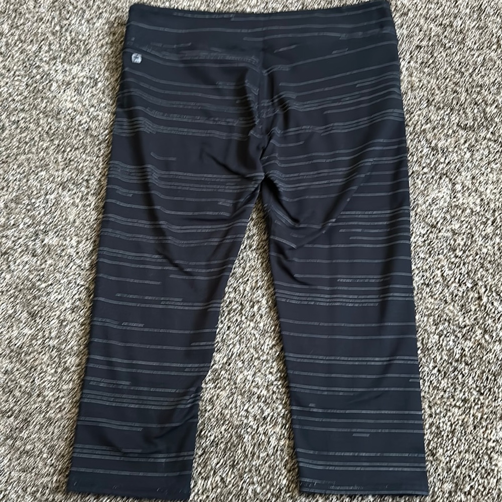 Women’s Large Fabletics Athletic Capri Pants